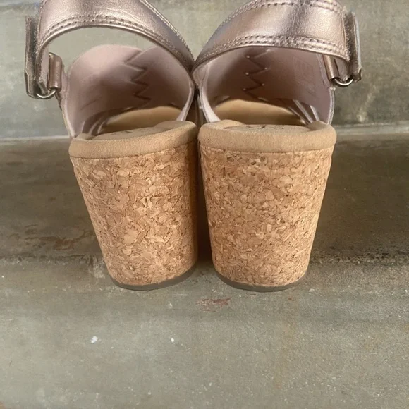 Clarks Giselle Ivy Metallic Rose Gold Cork Wedge Sandals - Picture 8 of 9